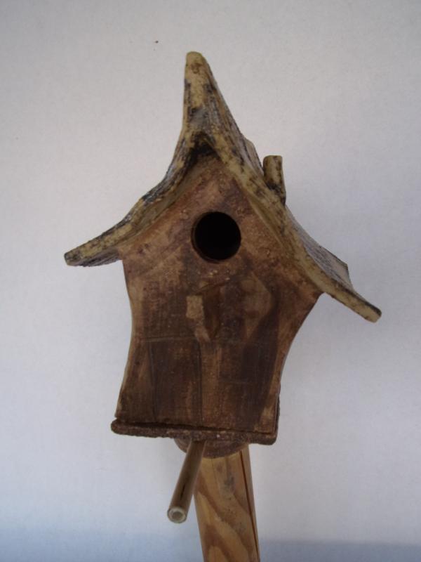 Vogelhuisje Nr.3553. "Vierkant puntdak scheef" op paal &euro;.110.-