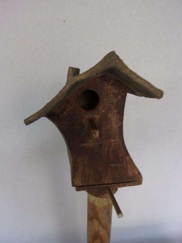 Vogelhuisje Nr.3557. "Vierkant puntdak scheef" op paal &euro;.110.-