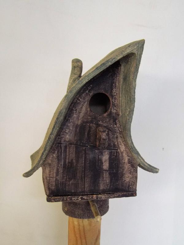 Vogelhuisje nr.2527. "Vierkant hoog scheef puntdak" op paal €.110.-