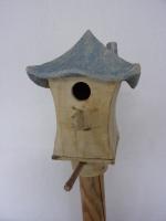 Vogelhuisje nr.3161. "Vierkant spitsdak" op paal €.100.-