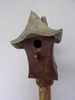 Vogelhuisje nr.3189. "Vierkant spitsdak scheef" op paal €.100.-