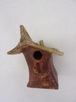 Vogelhuisje nr.2945. "Vierkant puntdak scheef" €.90.-