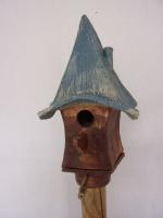 Vogelhuisje nr.3158. "Vijfhoek spitsdak" op paal €.115.-