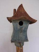 Vogelhuisje nr.3188. "Vierkant spitsdak scheef" op paal €.100.-