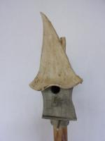 Vogelhuisje nr.3186 Vierkant spitsdak hoog op paal €.115.-