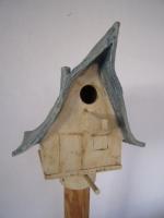 Vogelhuisje Nr.3201 "Vierkant puntdak" op paal €.100.-