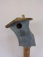 Vogelhuisje Nr.3243. "Vierkant ronddak scheef" op paal €.100.-