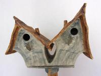 Vogelhuisje nr.3288. "Puntdak tweeling" op paal €.175.-