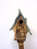 Vogelhuisje nr.3291. "Vierkant hoog puntdak" op paal €.100.-