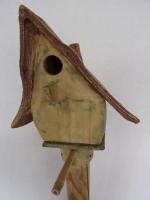 Vogelhuisje nr.3313. "Puntdak bol scheef" op paal €.100.-