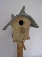 Vogelhuisje nr.3310. "Vierkant boldak" op paal €.100.-