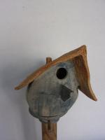 Vogelhuisje nr.3358. "Rond scheef puntdak" op paal &euro;.110.-