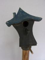 Vogelhuisje nr.3381. "Vierkant spitsdak scheef" op paal &euro;.110.-