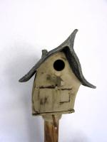 Vogelhuisje nr.2897. "Vierkant puntdak" op paal &euro;.100.-