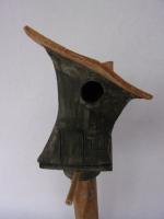 Vogelhuisje nr.3423. "Vierkant platdak" op paal &euro;.110.-