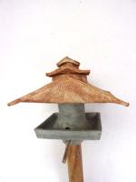 Voedertafel nr.T.575. "Vierkant puntdak silo" op paal &euro;.180.-