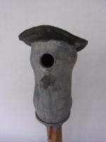 Vogelhuisje nr.3428. "Rond plat dak" op paal &euro;.110.-