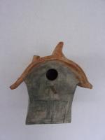 Vogelhuisje nr.3431. "Vierkant bol dak" &euro;.100.-