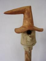 Vogelhuisje nr.3450. "Kabouter knikhoed" op paal &euro;.115.-