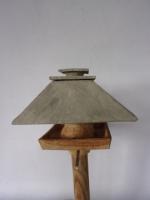 Voedertafel nr.584. "Vierkant spitsdak silo" op paal &euro;.180.-