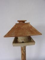 Voedertafel nr.585. "Vierkant spitsdak silo" op paal &euro;.180.-