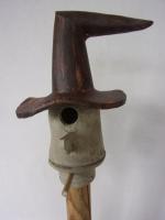 Vogelhuisje nr.3449. "Kabouter knikhoed" op paal &euro;.115.-