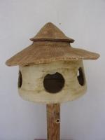 Voedertafel nr.T.588 "Rond ronddak met deksel" op paal &euro;.180.-