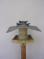 Voedertafel nr.592. "Vierkant platdak silo" op paal &euro;.180.-