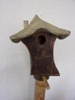 Vogelhuisje nr.3482. "Vierkant laag spitsdak" op paal &euro;.110.-