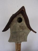 Vogelhuisje nr.3481. "Vierkant puntdak scheef" op paal &euro;.110.-
