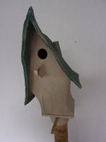Vogelhuisje nr.3502. "Vierkant puntdak hoog" op paal &euro;.125.-